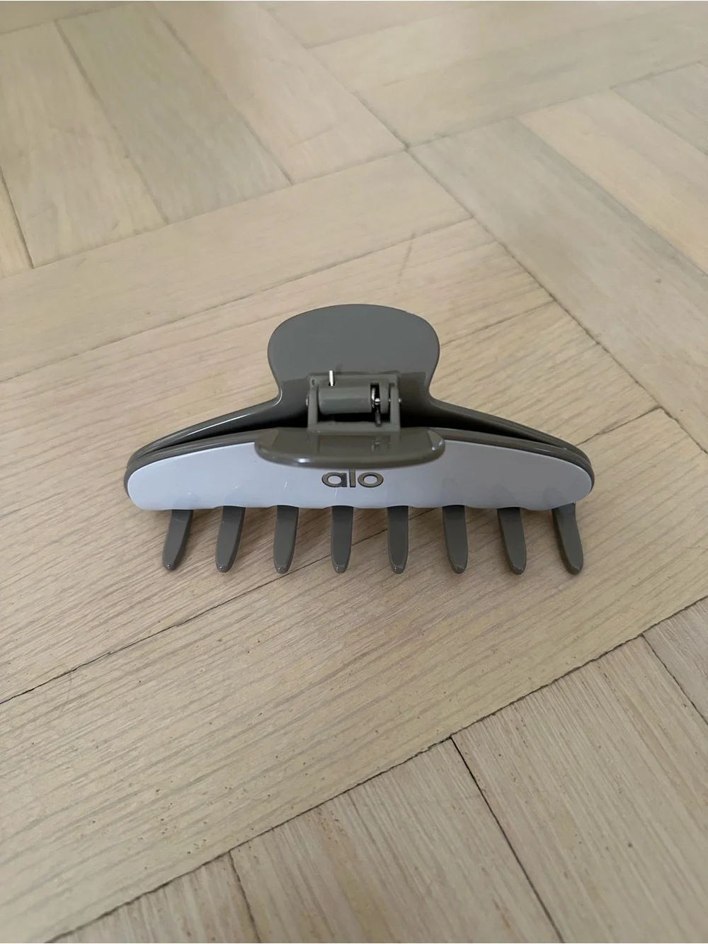 Alo Yoga Outline Claw Clip Grey White Taupe Like New